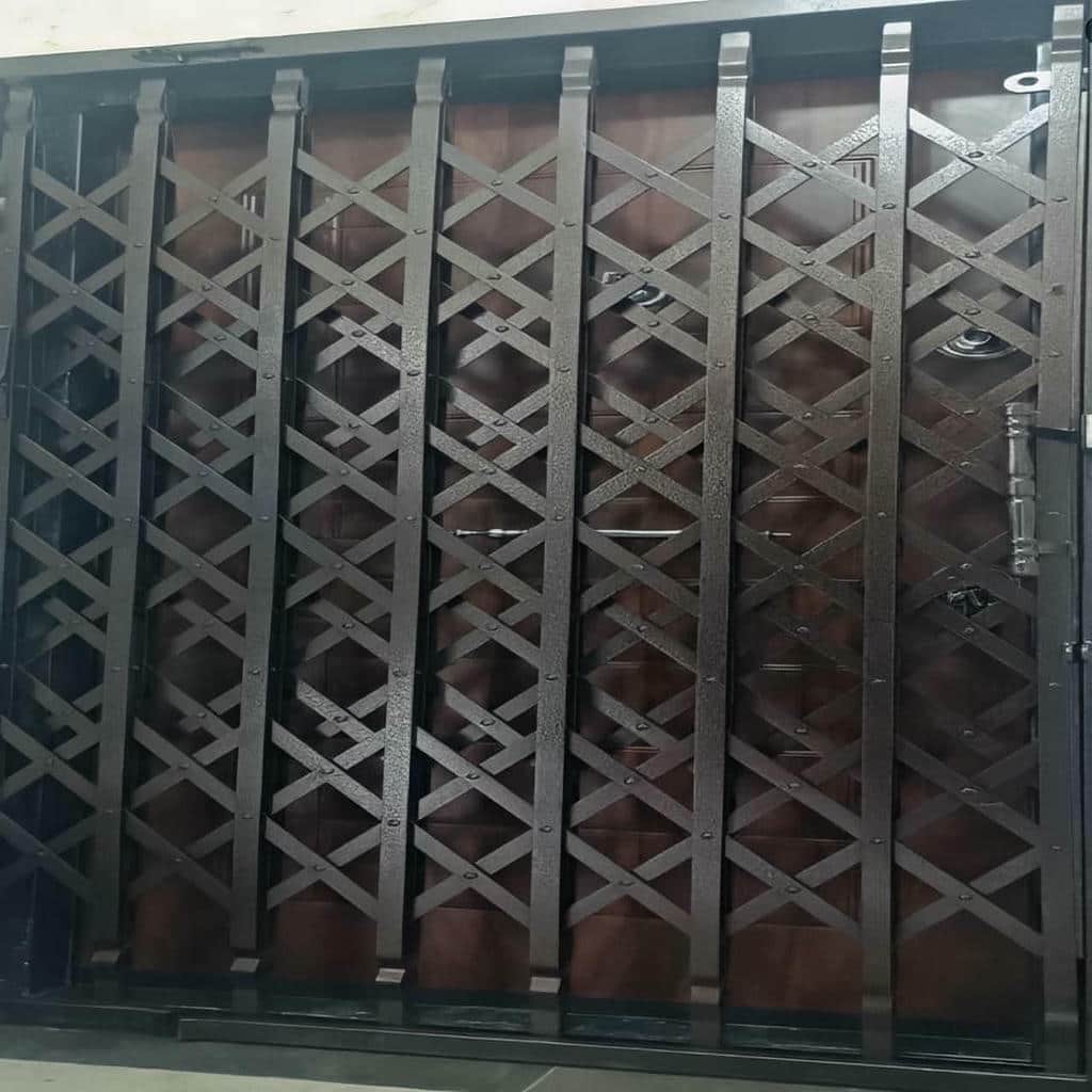 سفارش درب آکاردئونی سلطنتی گل دار با قفل مخفی