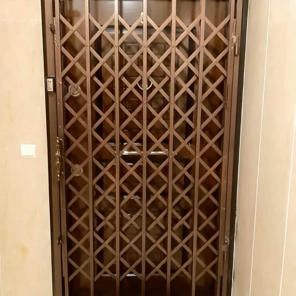 نصب حفاظ آکاردئونی کم جا راهرو روی چهارچوب