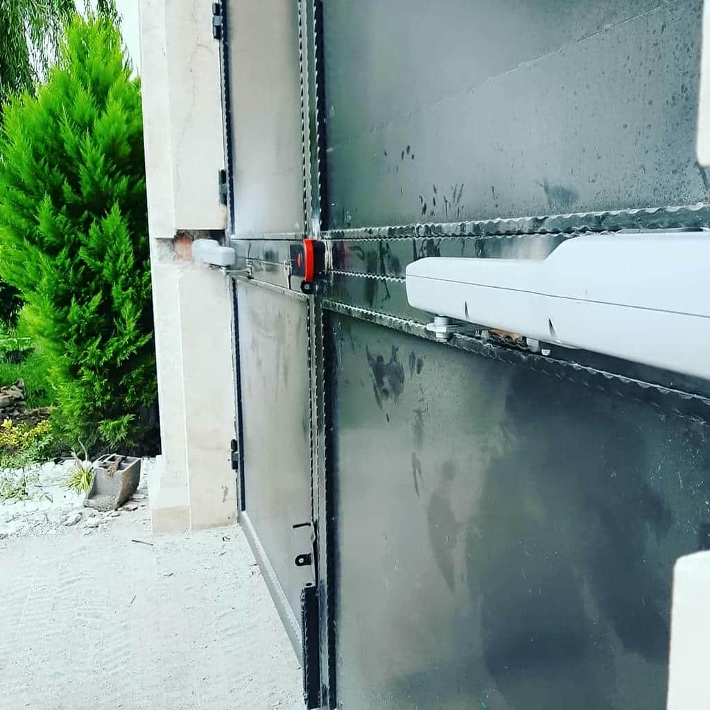 اجرای درب برقی پارکینگ ریلی کنسولی