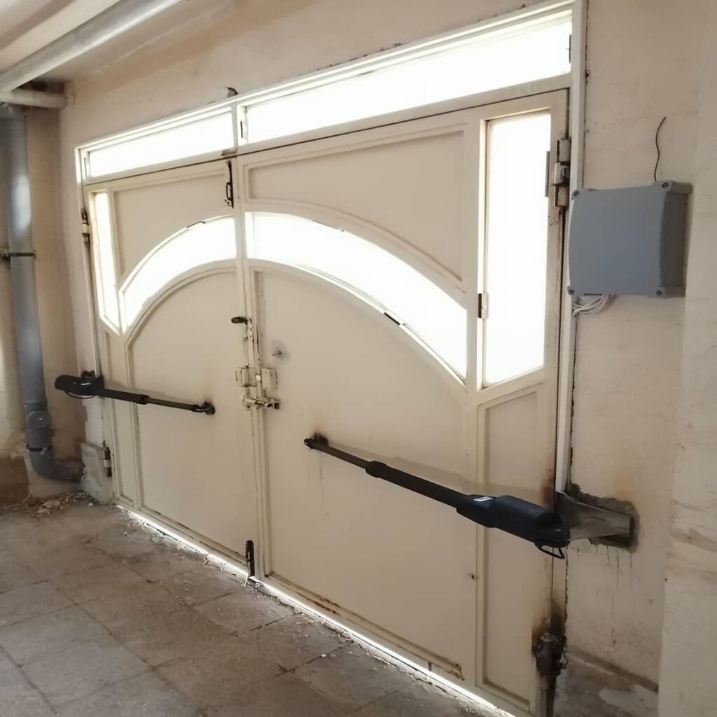 خدمات درب برقی پارکینگ ریلی با تابلو هوشمند