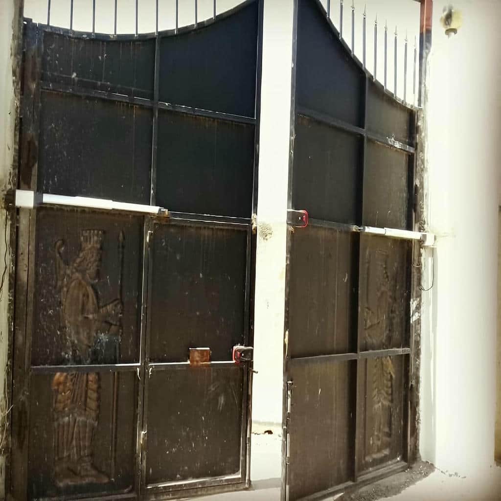 نصب جک بازویی درب پارکینگ روی ستون با عرض معمولی