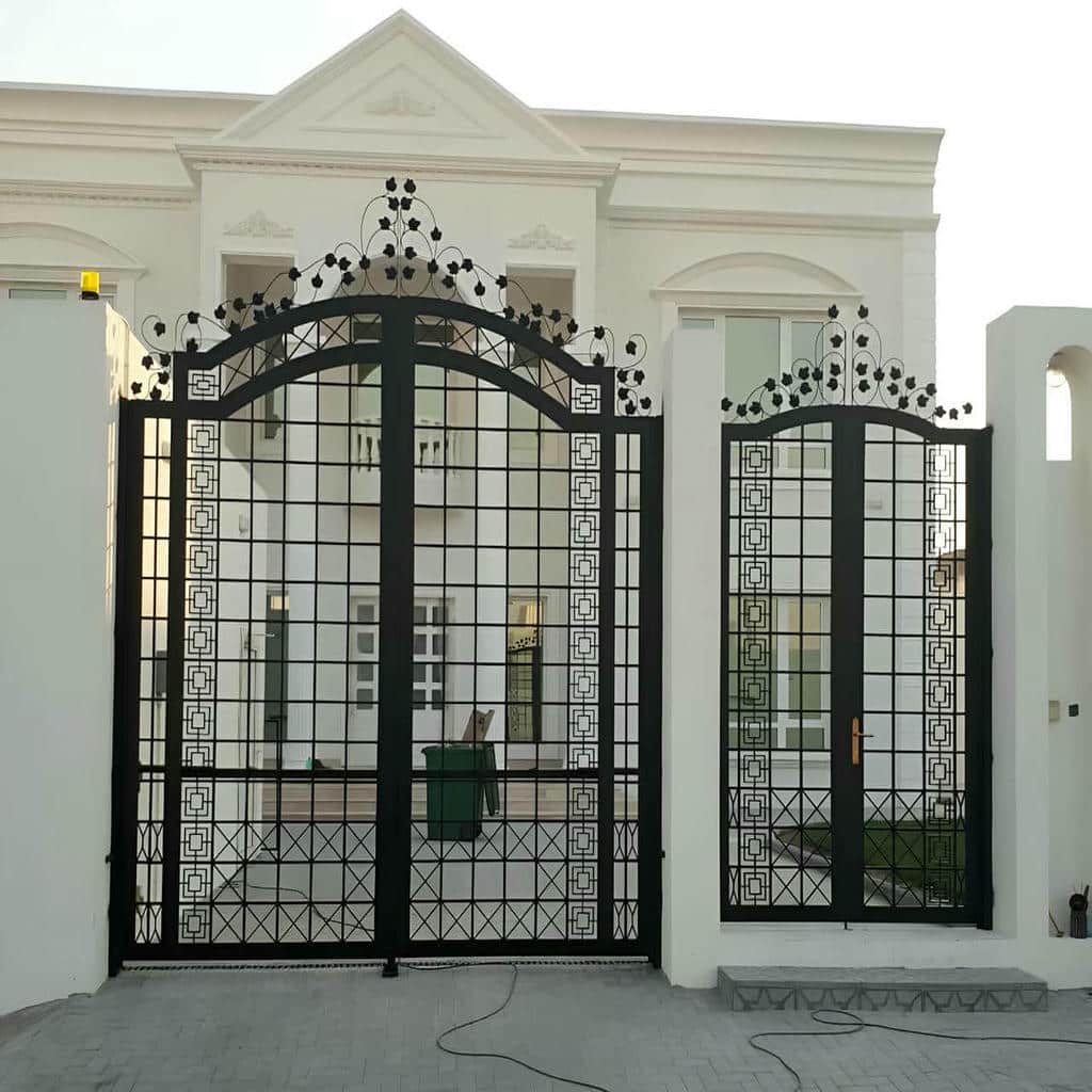 سفارش درب ویلایی فرفورژه نمای رومی مدل قوس‌دار