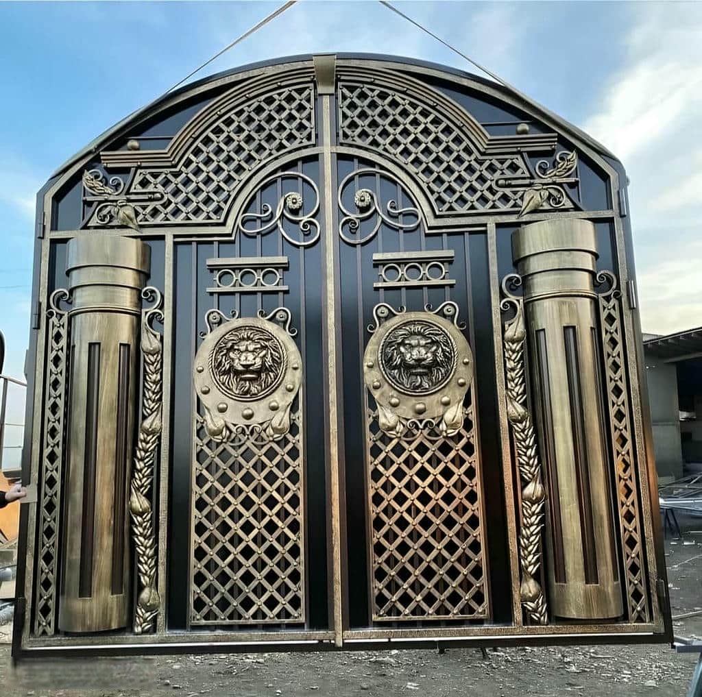 اجرای درب حیاط ویلایی قوسی نیمه پوشیده
