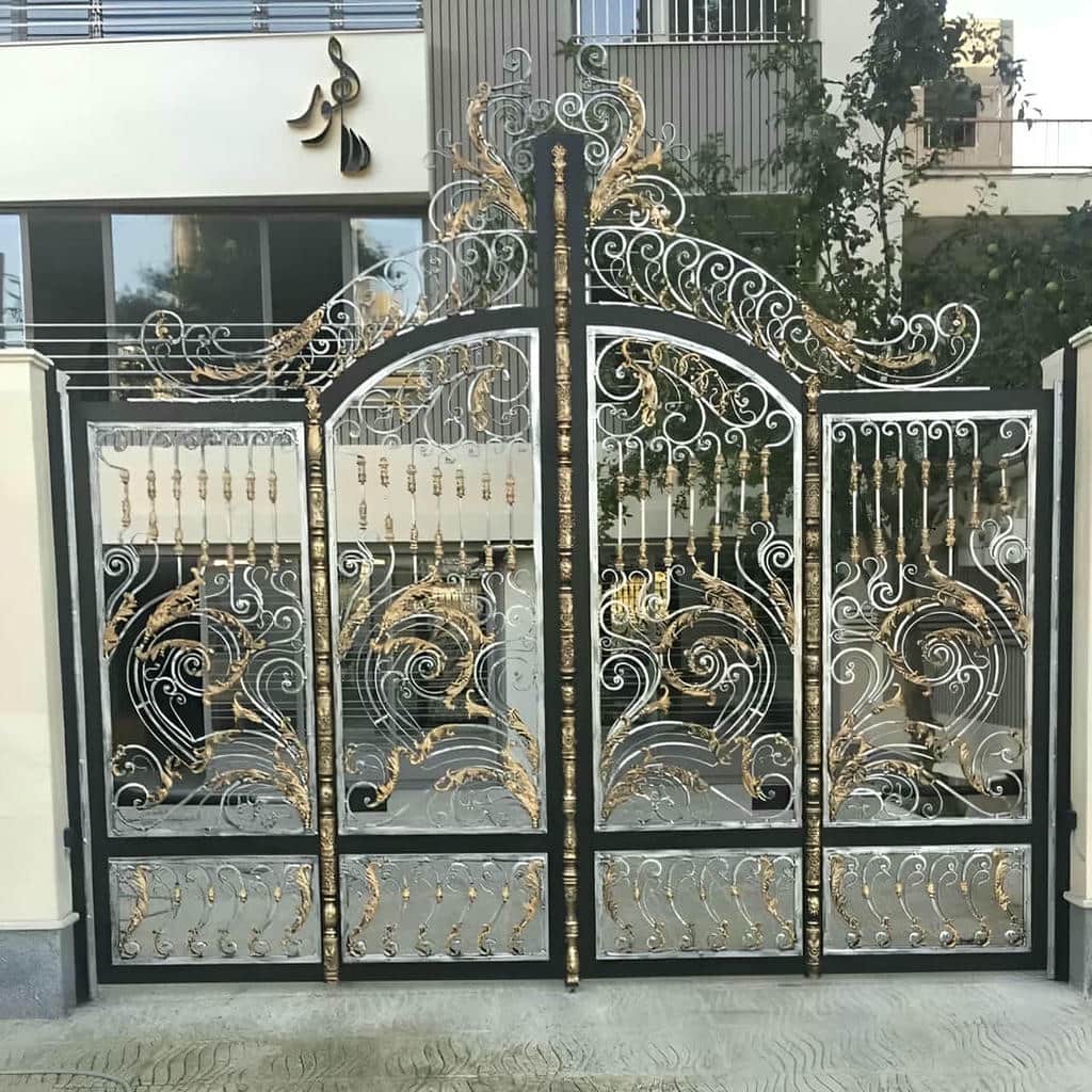 نصب درب پارکینگ دو لنگه با لولا و یراق مناسب