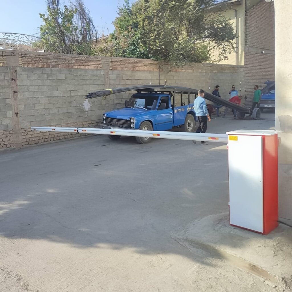 قیمت راهبند ورودی صنعتی کامیون رو با موتور سیکل بالا