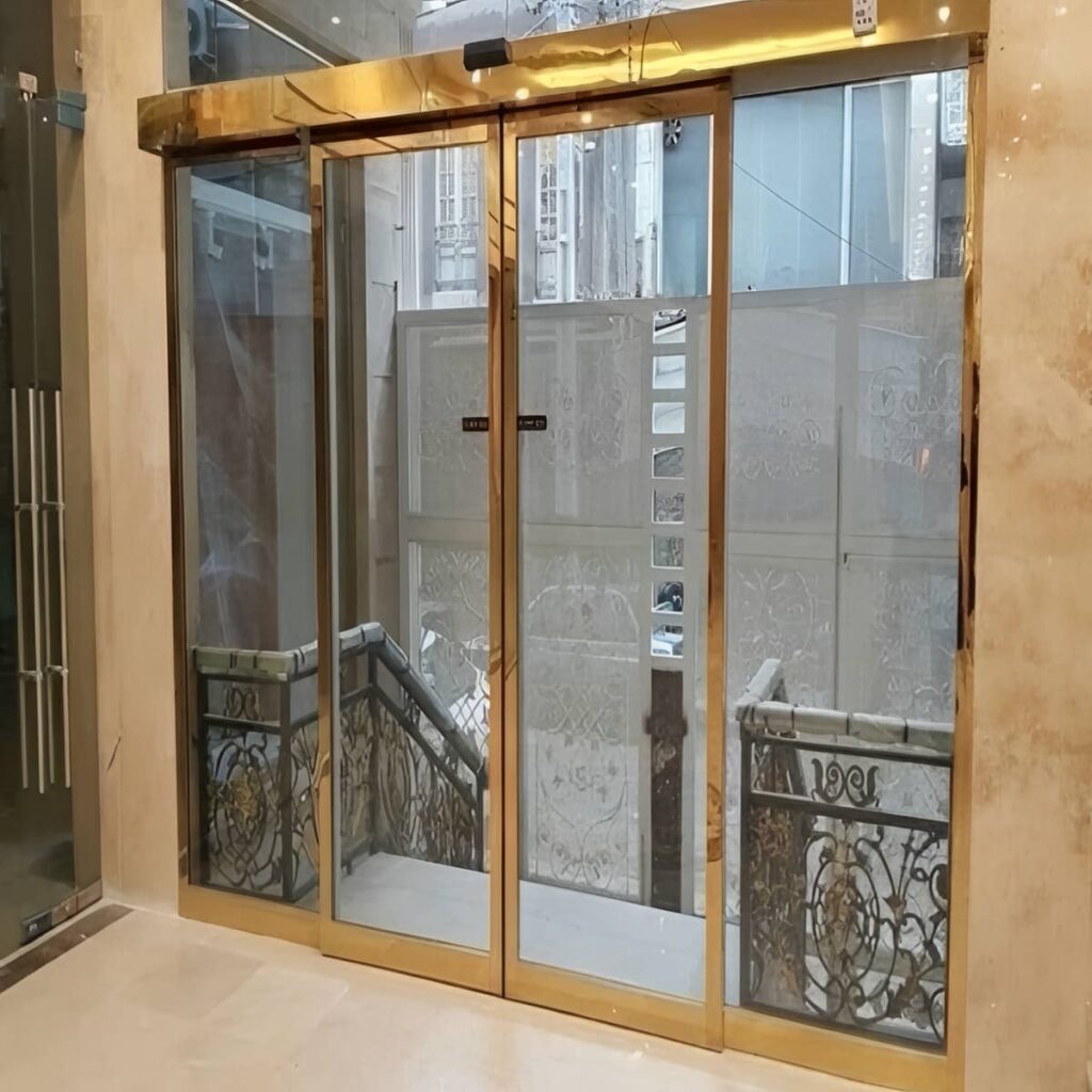 خدمات نصب درب اتوماتیک شیشه ای لولایی برای ورودی پرتردد