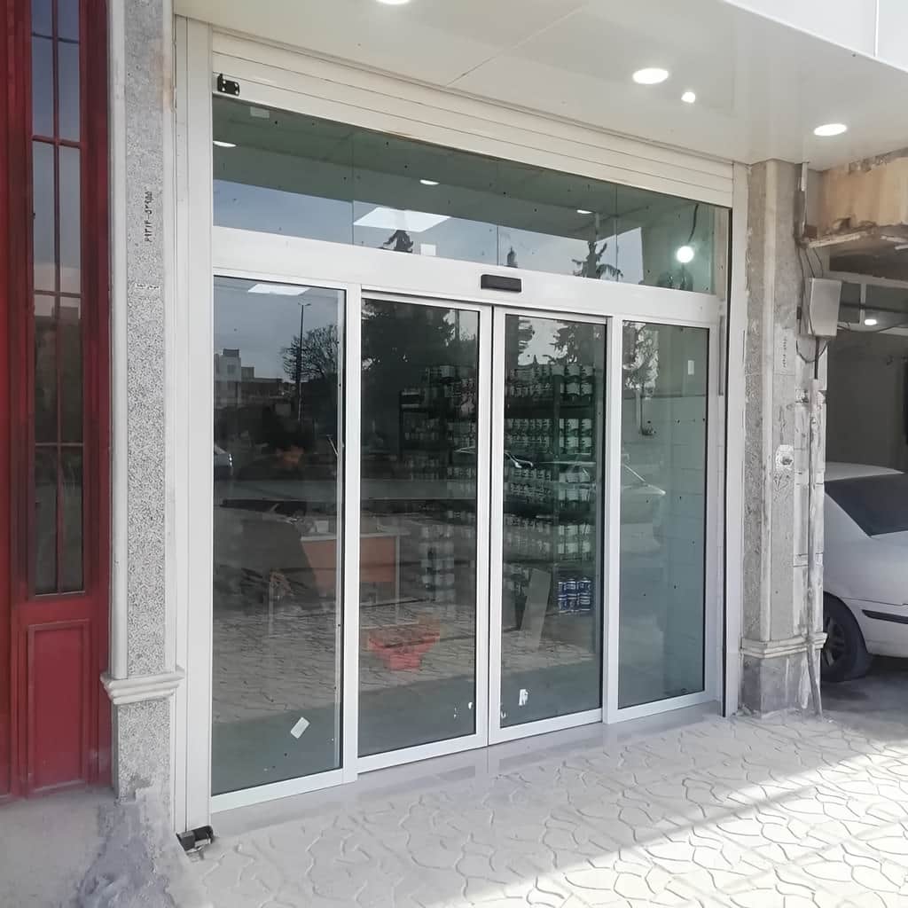 درب اتوماتیک شیشه ای گردان لابی با فریم تیره