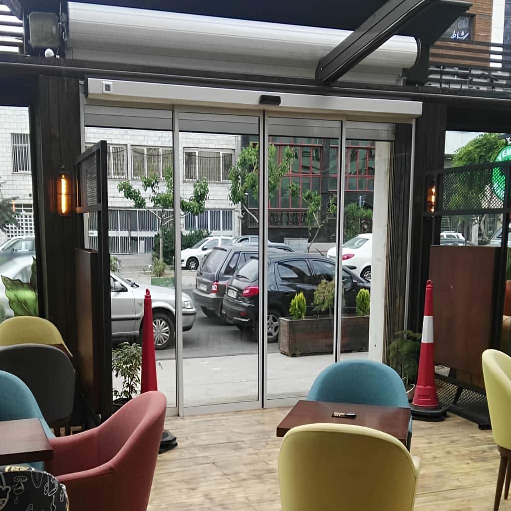 خرید درب اتوماتیک شیشه ای گردان لابی با طراحی سه باله