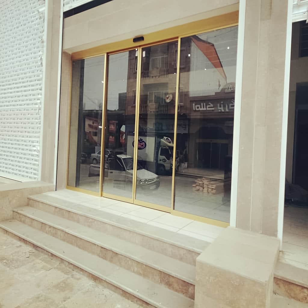 ساخت درب شیشهای اتوماتیک بیمارستانی با فریم آلومینیومی