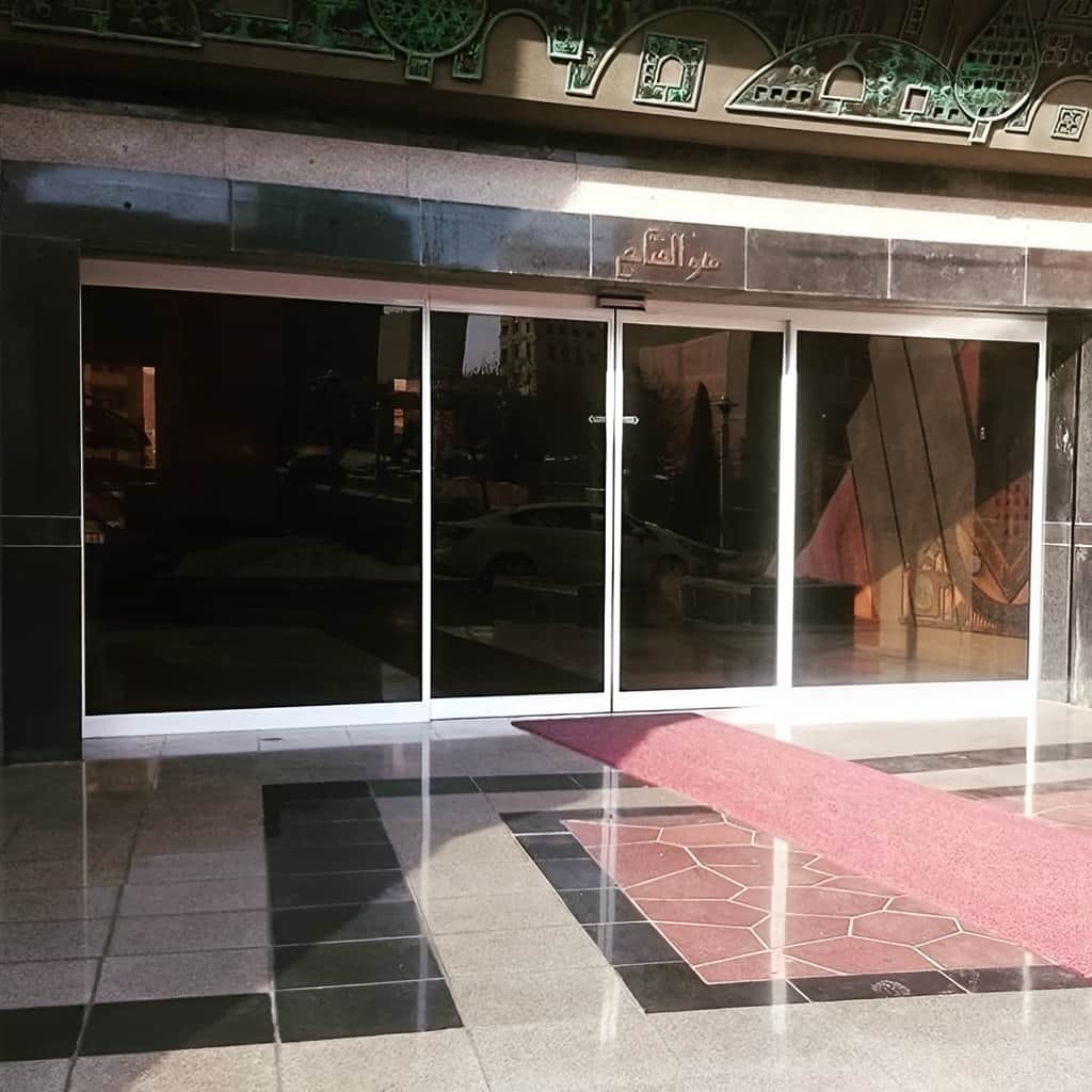 اجرای ریل درب اتوماتیک شیشه ای کشویی برای ورودی پرتردد