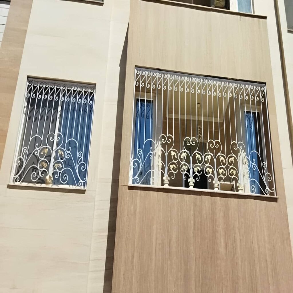 سفارش نرده پنجره فلزی شاسی دار با اندازه‌گیری دقیق