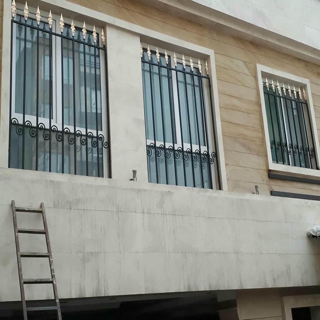حفاظ پنجره جای گلدان دار مدل فرفورژه متعادل