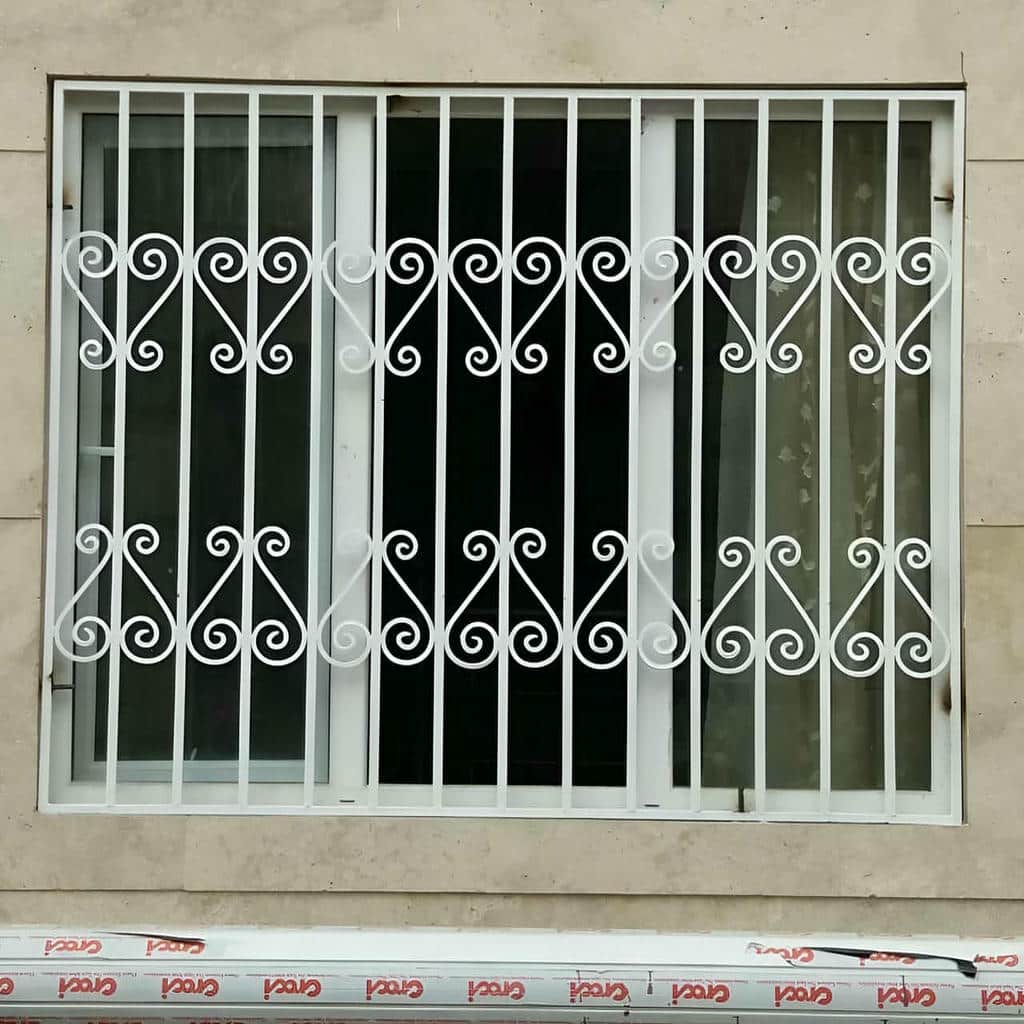 نصب حفاظ پنجره مدرن شبکه هندسی روی قاب مقاوم