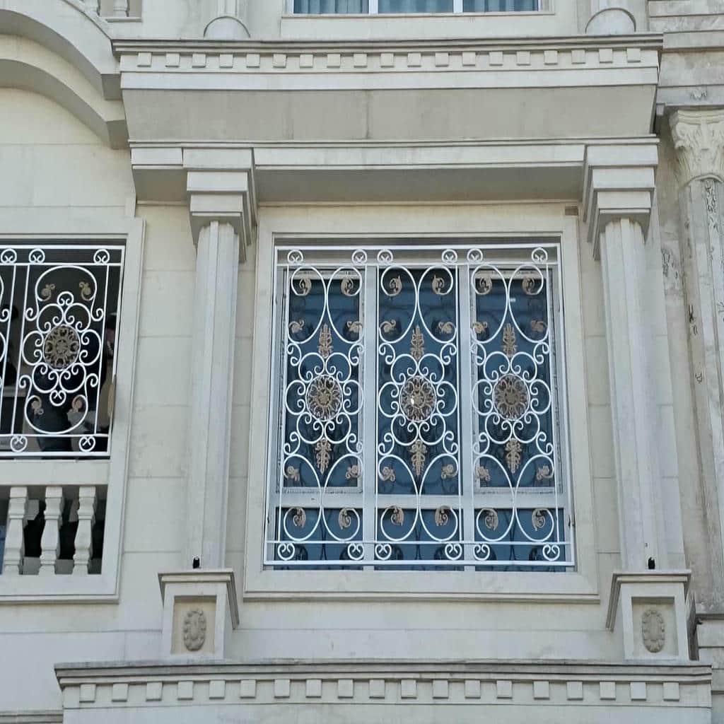 اجرای حفاظ پنجره جای گلدان دار با کف نگهدارنده