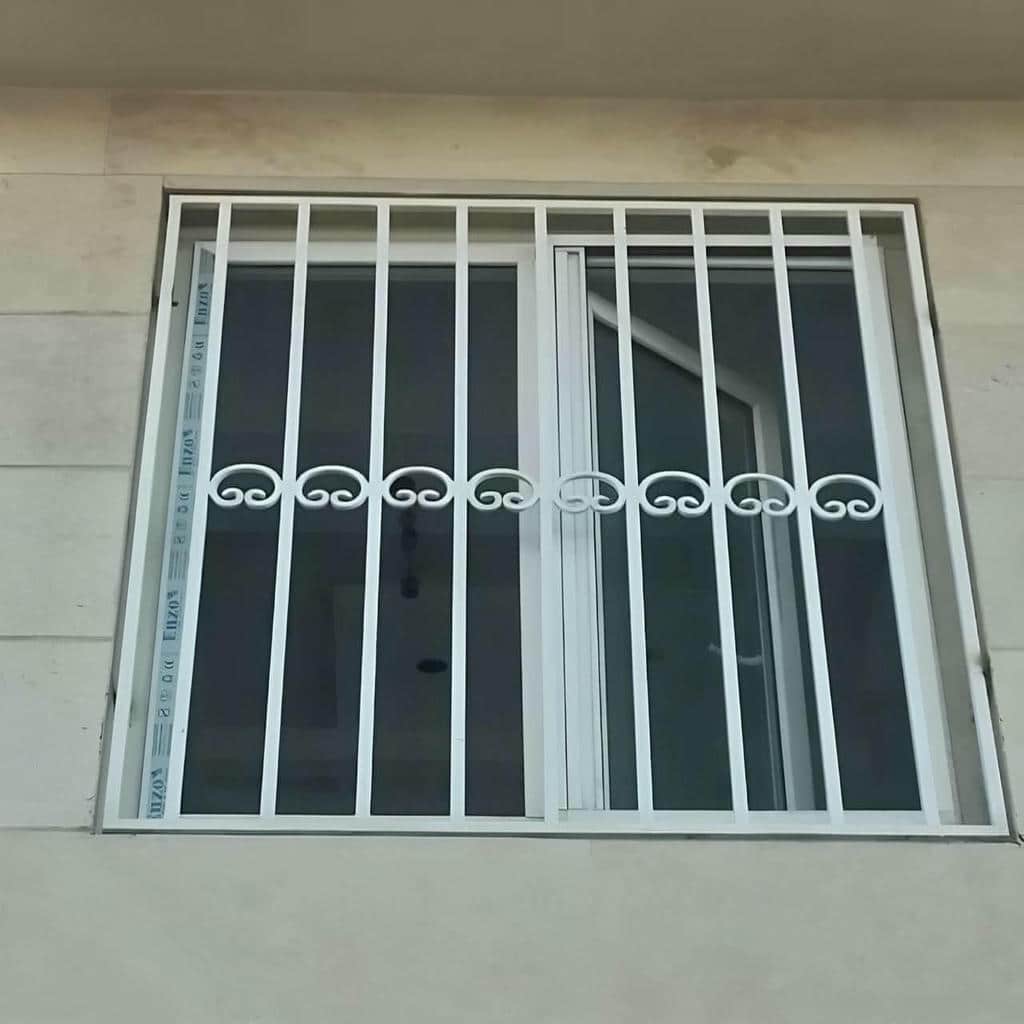 نرده پنجره فلزی شاسی دار مدل فرفورژه قاب‌دار