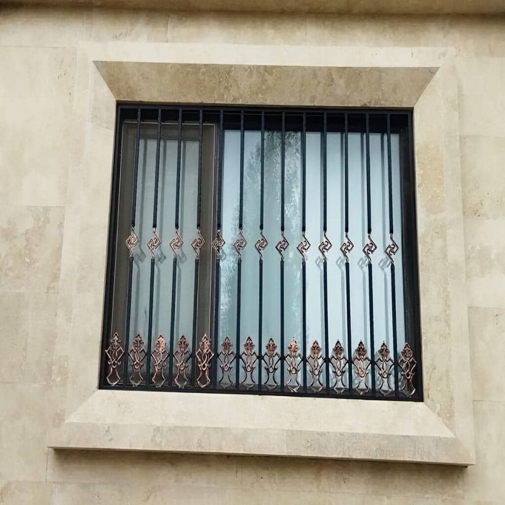 نرده پنجره فرفورژه گل دار با گل مرکزی متقارن