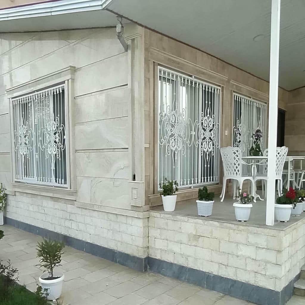 خدمات نصب حفاظ پنجره جای گلدان دار با مهار مناسب