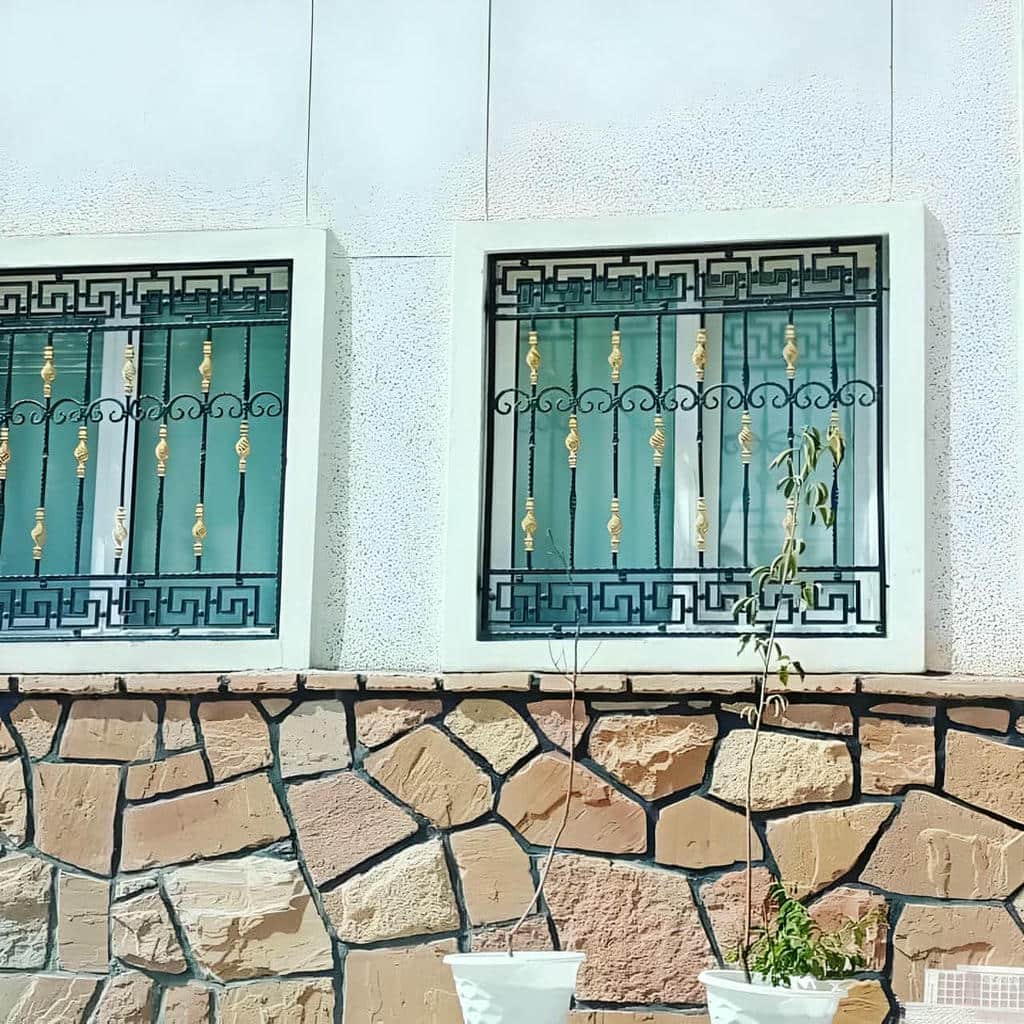 نصب حفاظ پنجره ویلایی نمای باغ با حفظ دید فضای سبز