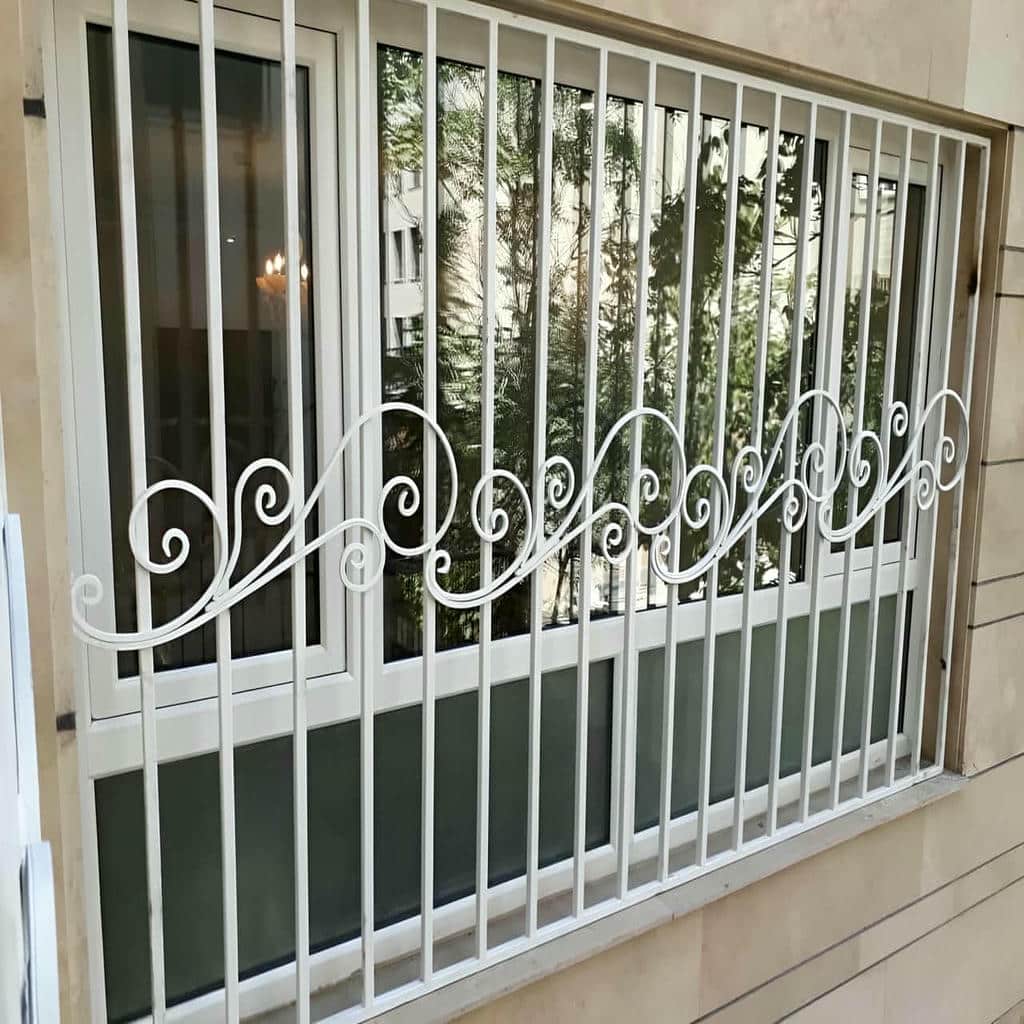 سفارش نرده پنجره فرفورژه گل دار با گل‌های متعادل