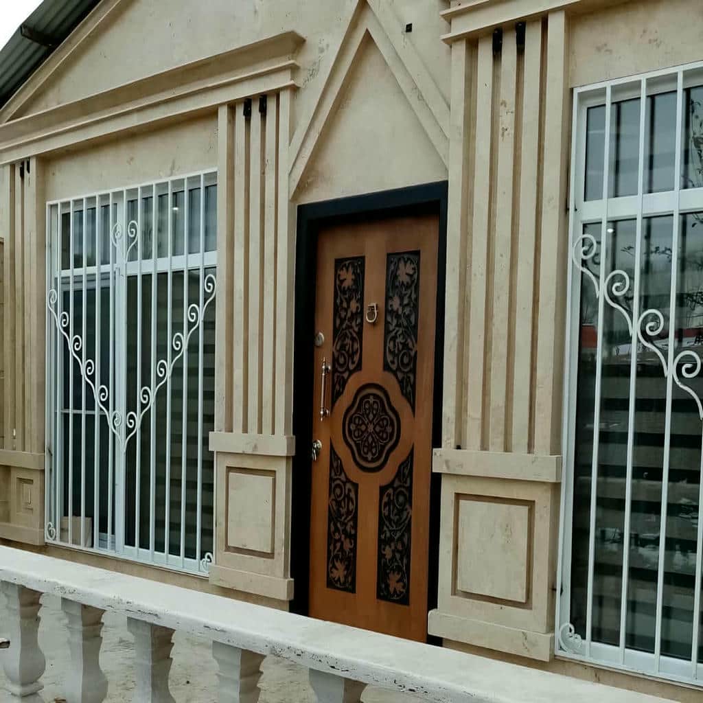 نرده پنجره فلزی شاسی دار مدل عمودی با قاب منظم