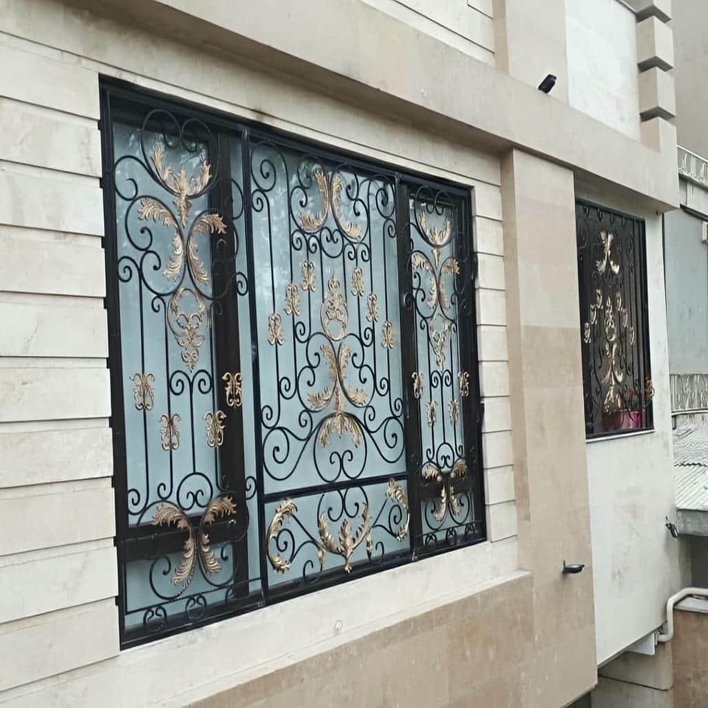 اجرای نرده پنجره فرفورژه گل دار با قاب هماهنگ