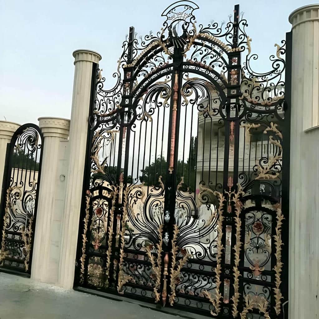 اجرای درب فلزی حیاط حصاری با پنل جانبی