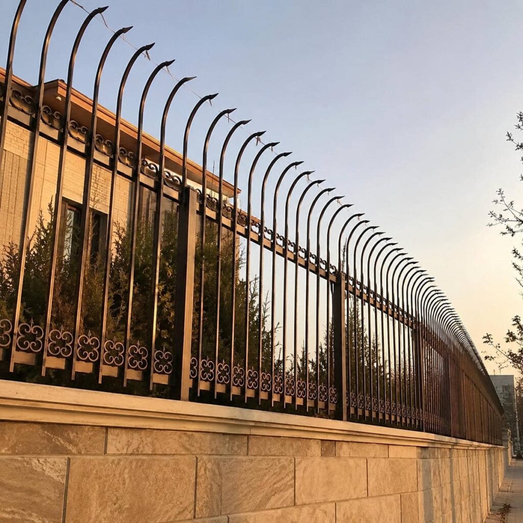 نصب حفاظ دیوار مدرن خطی با بررسی زیرسازی