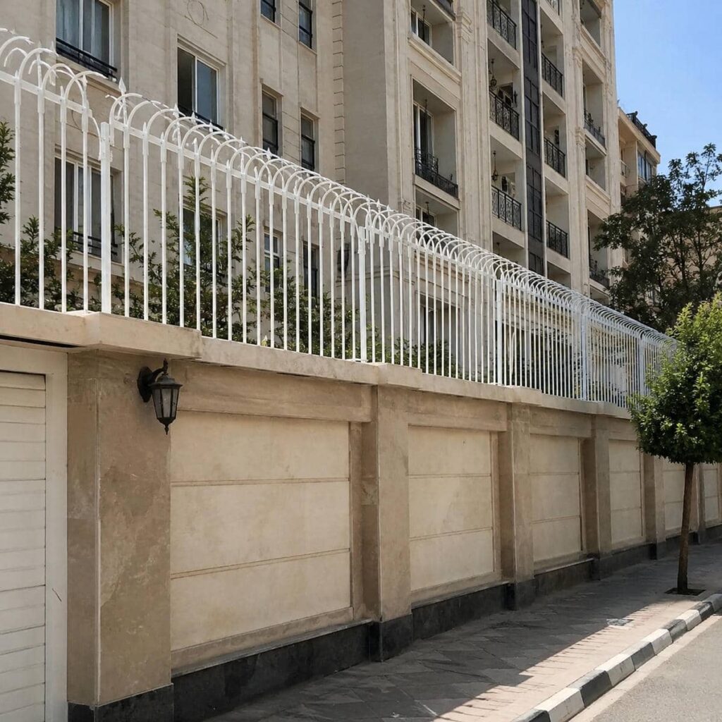 اجرای حفاظ دیوار سیم خاردار ترکیبی با پایه مستقیم