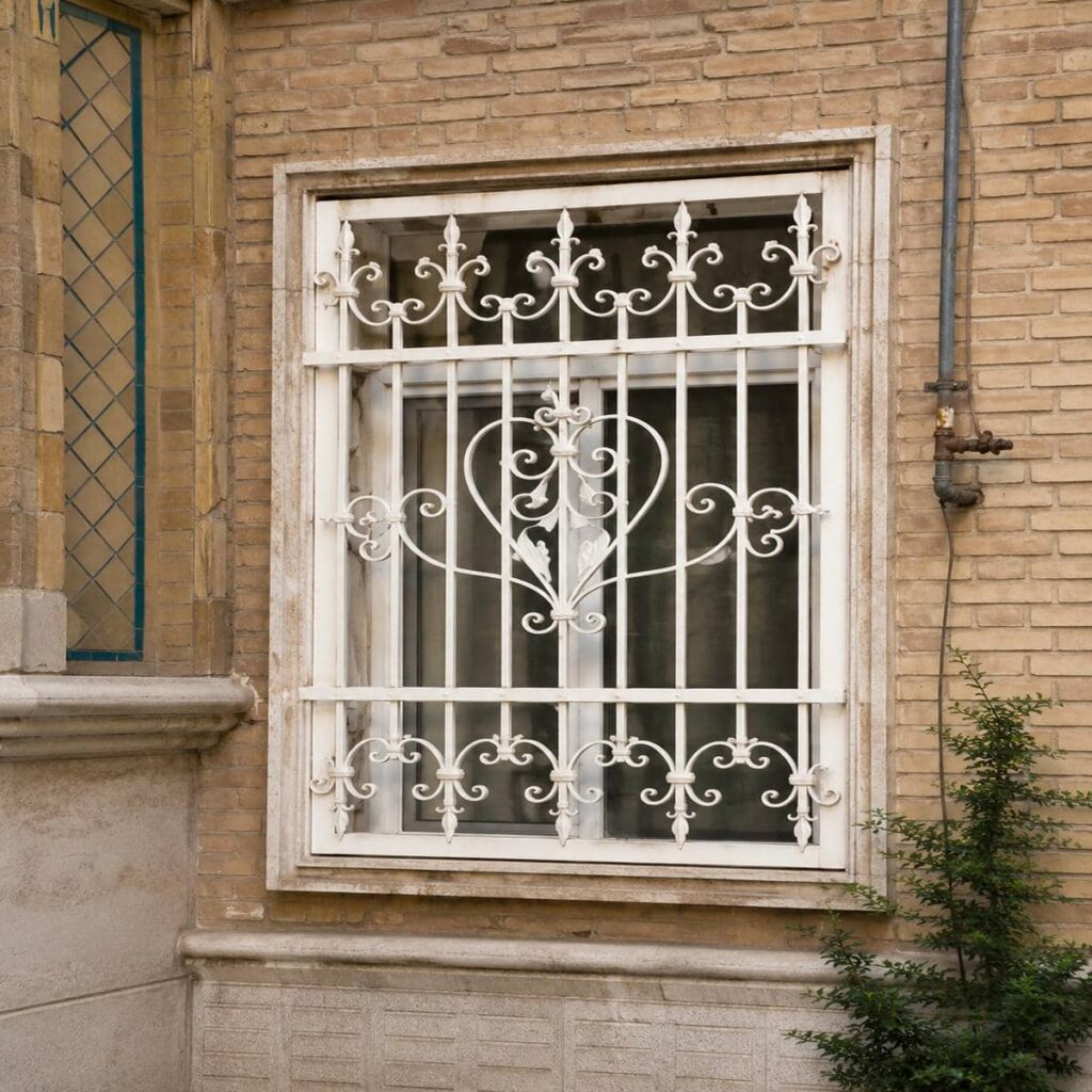 خرید حفاظ پنجره ثابت پیچ و رولپلاک متناسب با زیرکار