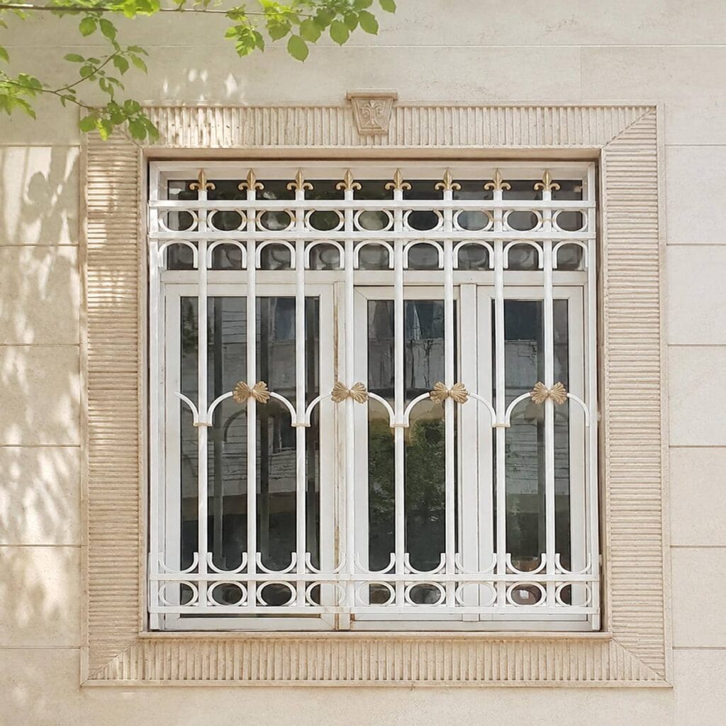 نصب حفاظ پنجره سفید طلایی نمای سنگ روی زیرکار مناسب