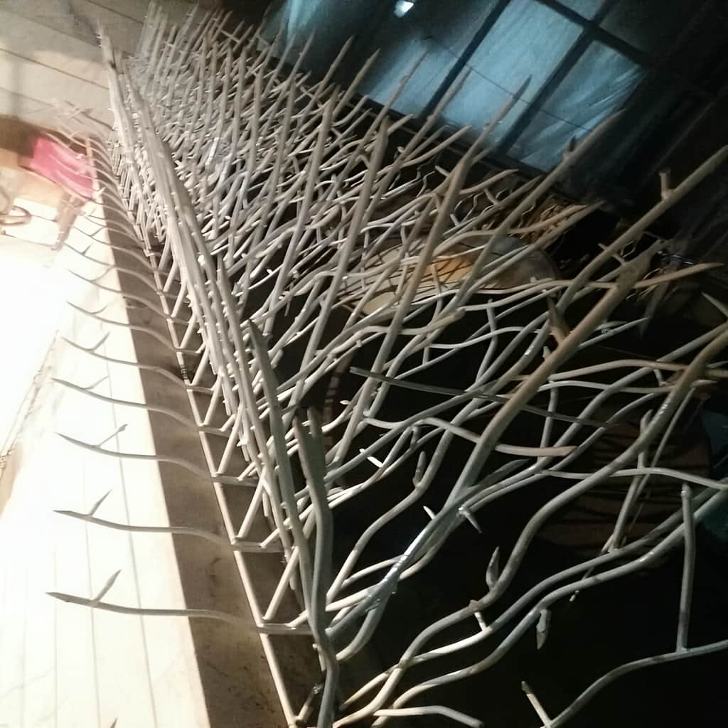 حفاظ بوته ای فلزی با شاخه های متراکم