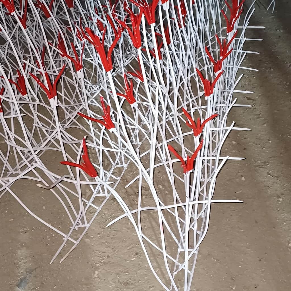 حفاظ غنچه ای روی دیوار ساختمان