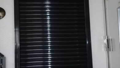 کرکره برقی سفید نصب شده روی ورودی خانه