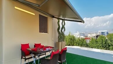 سایبان حیاط بازویی روی ورودی ساختمان
