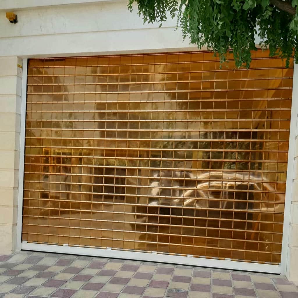 کرکره مغازه با نمای نزدیک تیغه و ریل