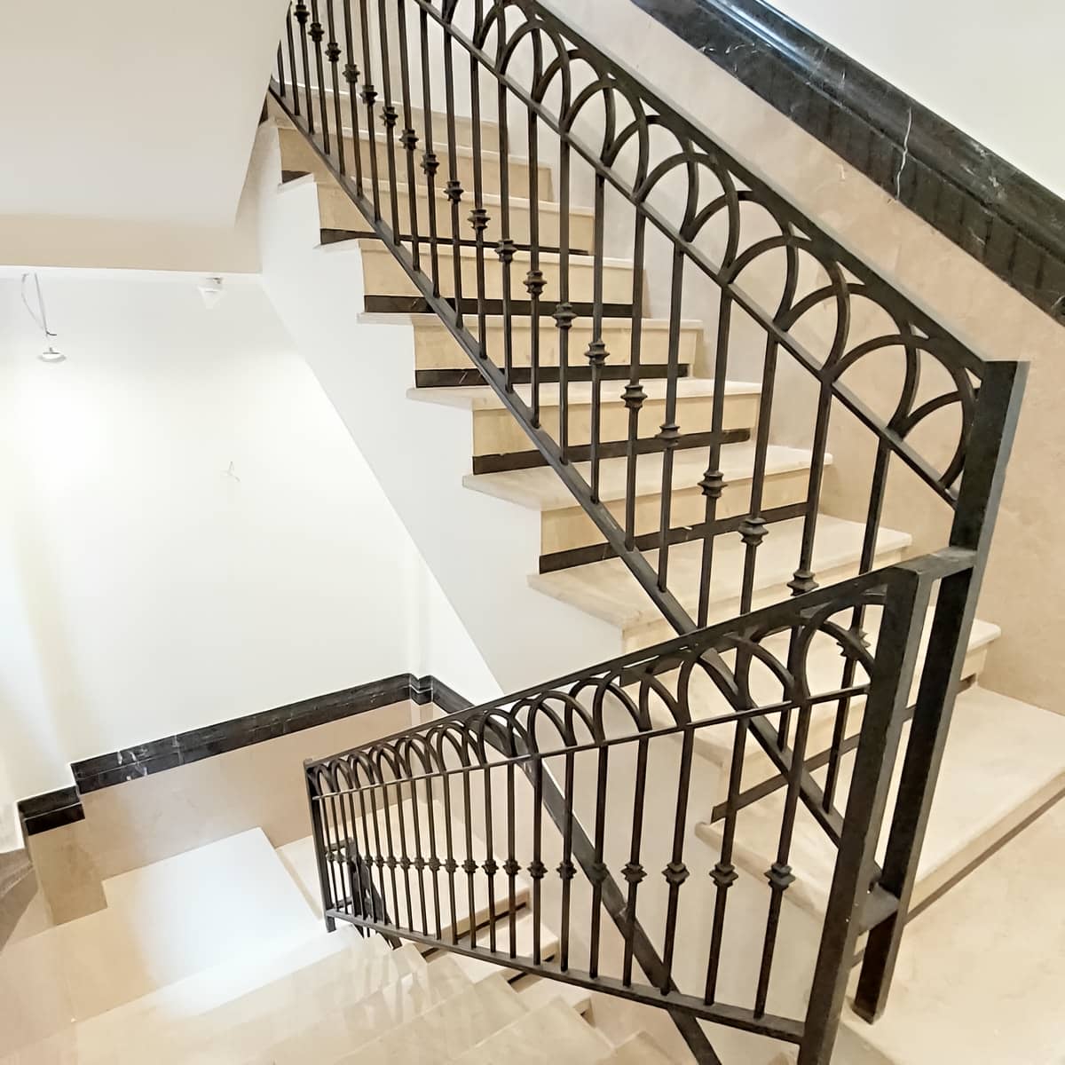 نرده فلزی بالکن مشکی روی نمای قدیمی