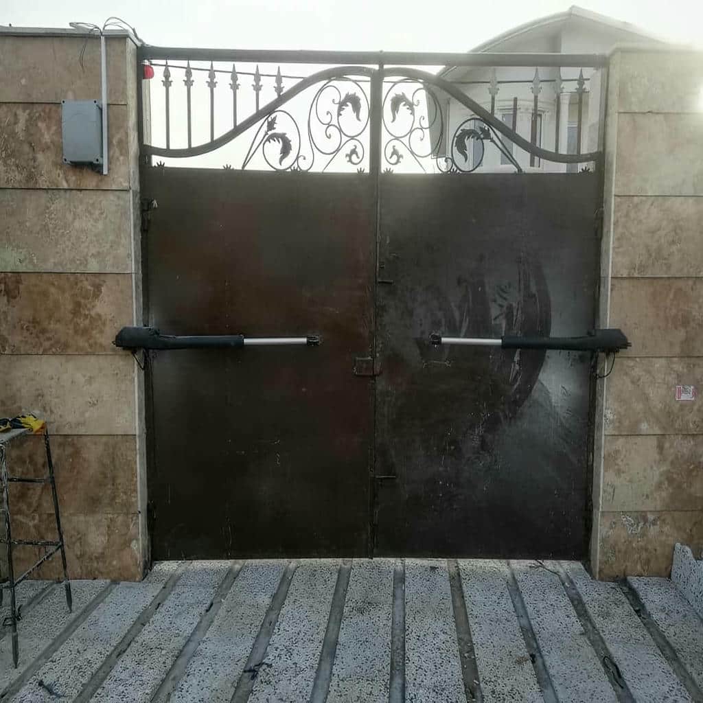جک درب حیاط کنار درب فلزی