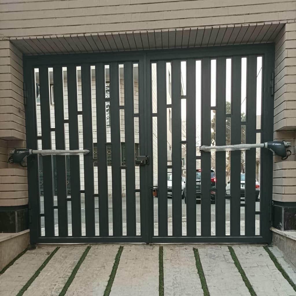 جک ریلی کنار درب ساختمان