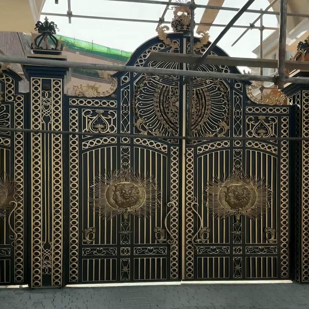 درب فرفورژه مشکی با جزئیات فلزی متراکم