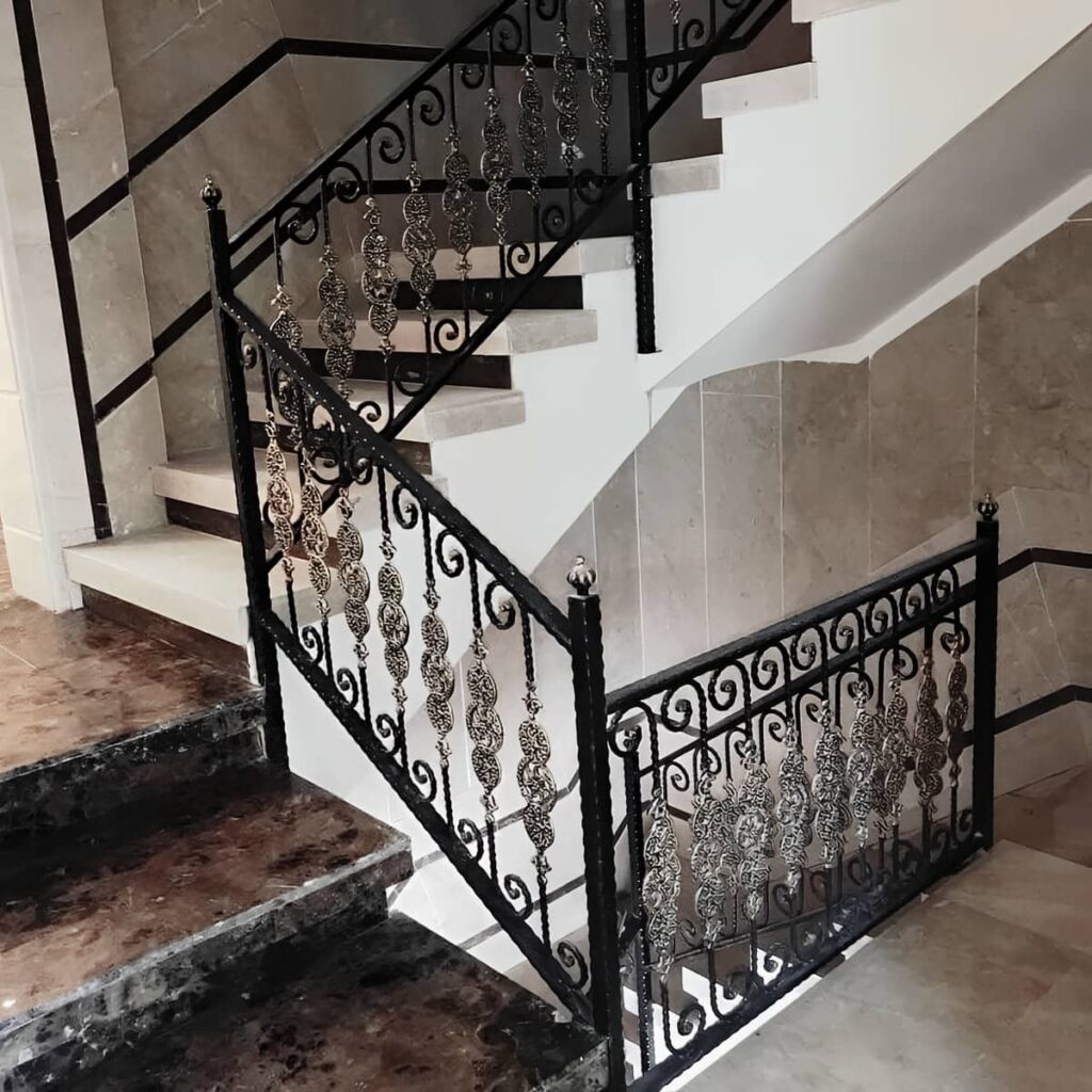 نرده فرفورژه راه پله با پوشش رنگ کوره ای