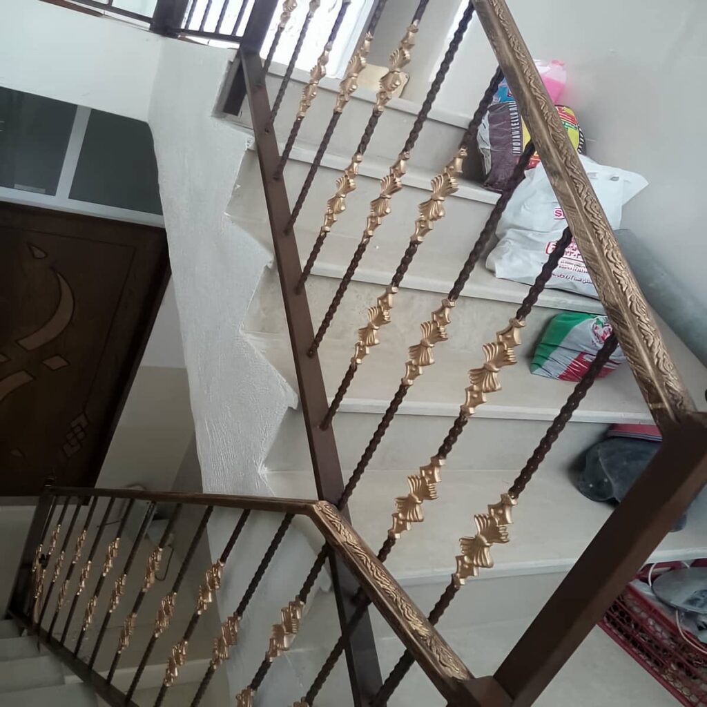 نرده پله فلزی با طراحی منحنی فرفورژه