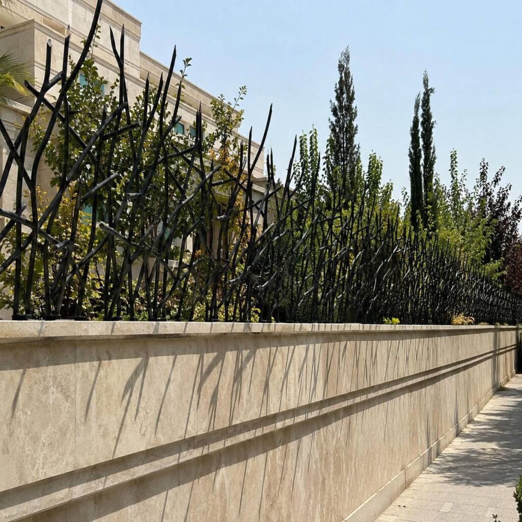 حفاظ شاخ گوزنی روی دیوار ساختمان