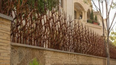 حفاظ روی دیوار حیاط فلزی