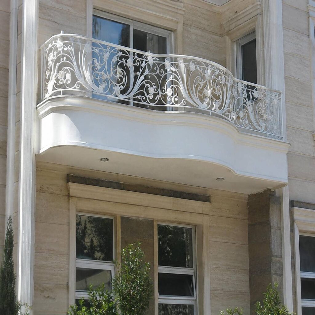 نرده بالکن فلزی مشکی با خطوط عمودی