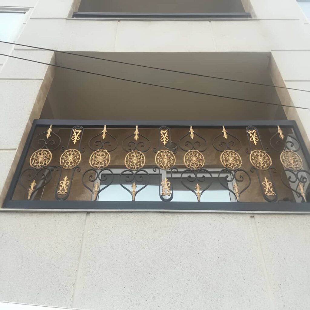 نرده بالکن مدرن برای نمای آپارتمان